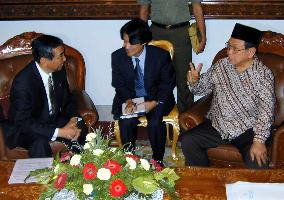 Kono, Wahid meet in Jakarta